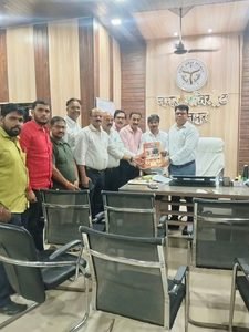 दुर्गा पूजा की तैयारियों को लेकर महासमिति ने सौंपा ज्ञापन, सड़क और सफाई व्यवस्था दुरुस्त कराने की मांग