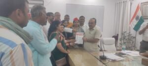 नगर पालिका जौनपुर में भ्रष्टाचार के आरोपों को लेकर सड़क पर उतरीं सपा नेत्री सफाई, निर्माण और रख-रखाव में लापरवाही का लगाया आरोप