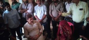 विशाल यादव के परिजनों से मिलने पहुंचे पूर्व सांसद धनंजय सिंह