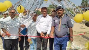 सल्तनत बहादुर इंटर कॉलेज, बदलापुर में तीन दिवसीय स्काउट-गाइड शिविर के समापन समारोह का फीता काटकर उद्घाटन करते वरिष्ठ पत्रकार अर्जुन शर्मा।